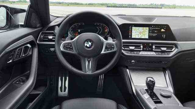BMW M240i xDrive in the test: Classic BMW cockpit without too many digital gimmicks.