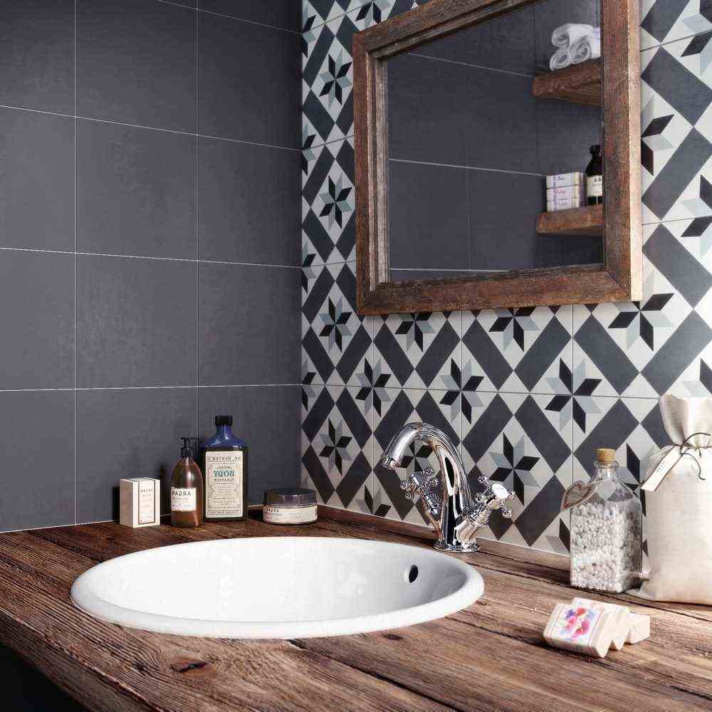 Cement and raw wood tiles for a charming bathroom