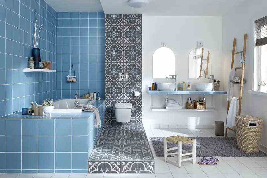 Cement tiles to structure the bathroom 