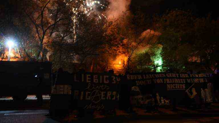 At around 9 p.m. the demo train reached the car park and was greeted with fireworks (Photo: Spreepicture)