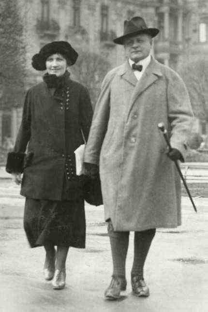 Alexej von Jawlensky: A walk with patron Tony Kirchhoff on Wilhelmstrasse in Wiesbaden, 1922.