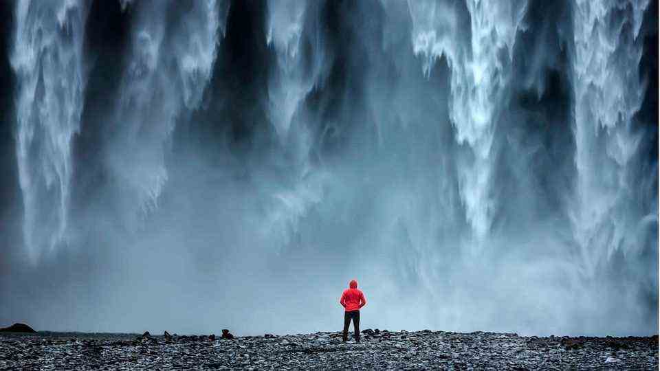 The force of the water and people can only be amazed - like here at the Skógafoss waterfall in Iceland