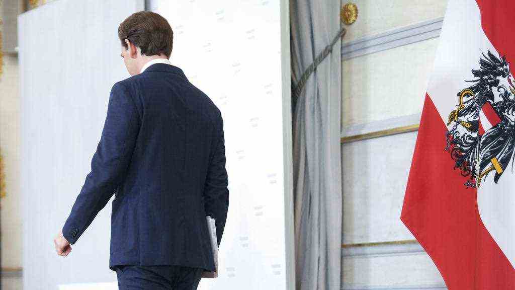 dpatopbilder - 09.10.2021, Austria, Vienna: Sebastian Kurz (ÖVP), Federal Chancellor of Austria, leaves after making a statement about the government crisis in the Federal Chancellery.  Kurz announced that he was stepping down as Chancellor of Austria