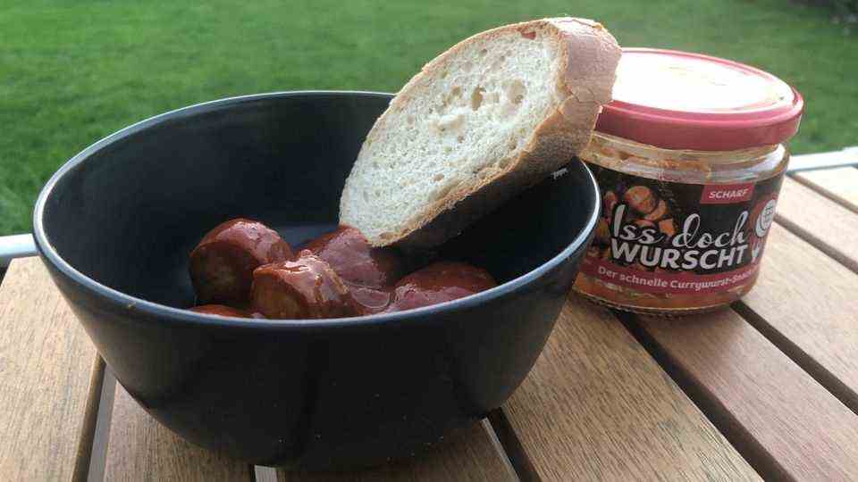 The lion's den: Currywurst snack "I don't care" with baguette in a bowl
