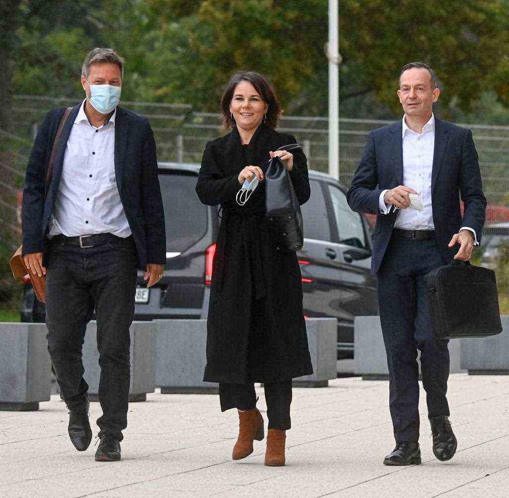 Robert Habeck and Annalena Baerbock (both Greens) demonstratively came to the exploratory talks together with Volker Wissing and Christian Lindner (both FDP)