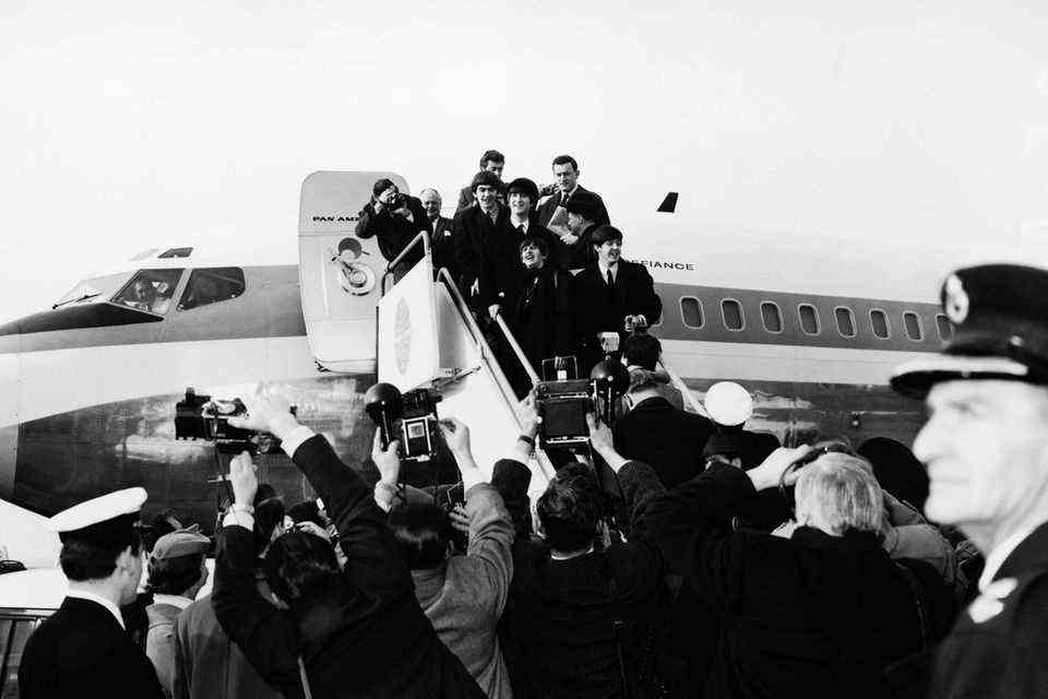When they got on the plane in London they were just a very successful British band.  But when the Beatles got off the plane on February 7, 1964, they were welcomed like world stars: 5000 fans and 200 journalists gave the Beatles an overwhelming welcome on the tarmac at New York Airport.  A few weeks earlier she had her single "I want to hold your hand" already topped the charts in the USA.  An initial success, but it wasn't until their arrival exactly 50 years ago that the Beatles became arguably the biggest pop band that has ever existed on the other side of the Channel.  In April 1964 they even occupied the first five places in the singles charts.  That wasn't there either before or after.