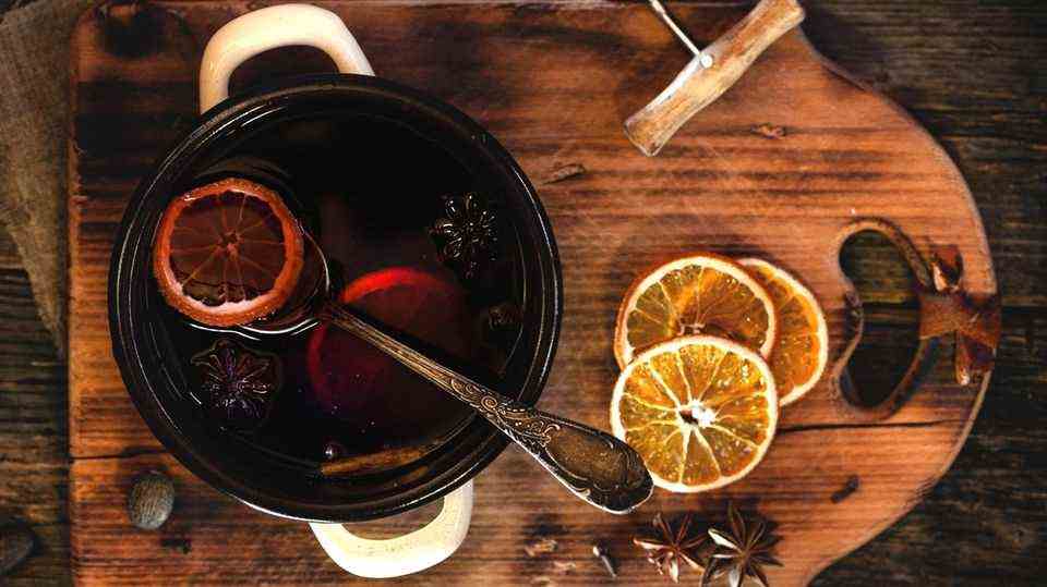 With the right Feuerzangenbowle set and the right recipe, you can do it