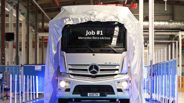 Daimler starts series production of electric trucks