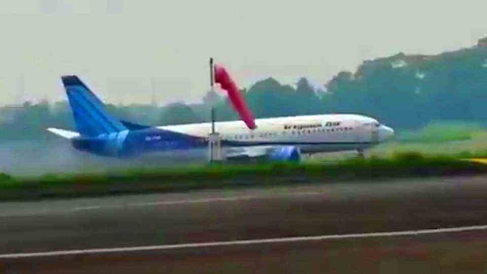 Crash landing on the grass: Boeing 737 misses runway Indonesia