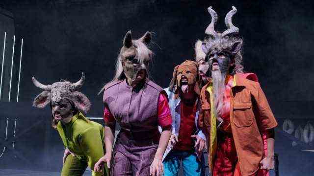 Opening of the Volkstheater Munich: Animals stare at you: cow, horse, dog, pig and goat in the play "Our flesh, our blood" by Jessica Glause