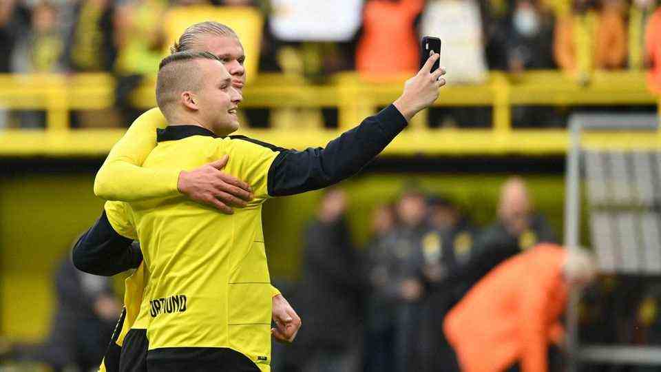 The picture of the day was shot by this young man who, however, entered the Dortmund lawn without permission, and was then escorted from the square by a good-humored Erling Haaland.
