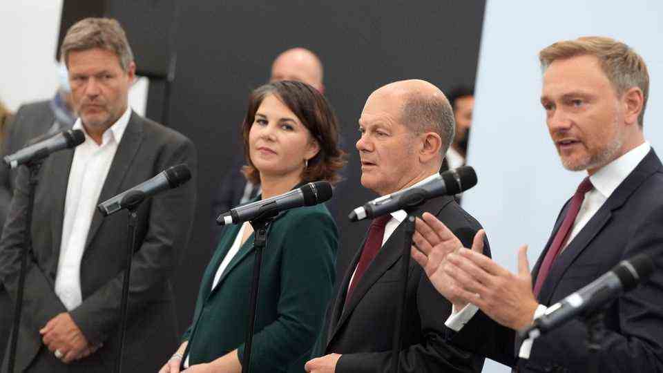 Robert Habeck, Annalena Baerbock, Olaf Scholz, Christian Lindner in a row of microphones