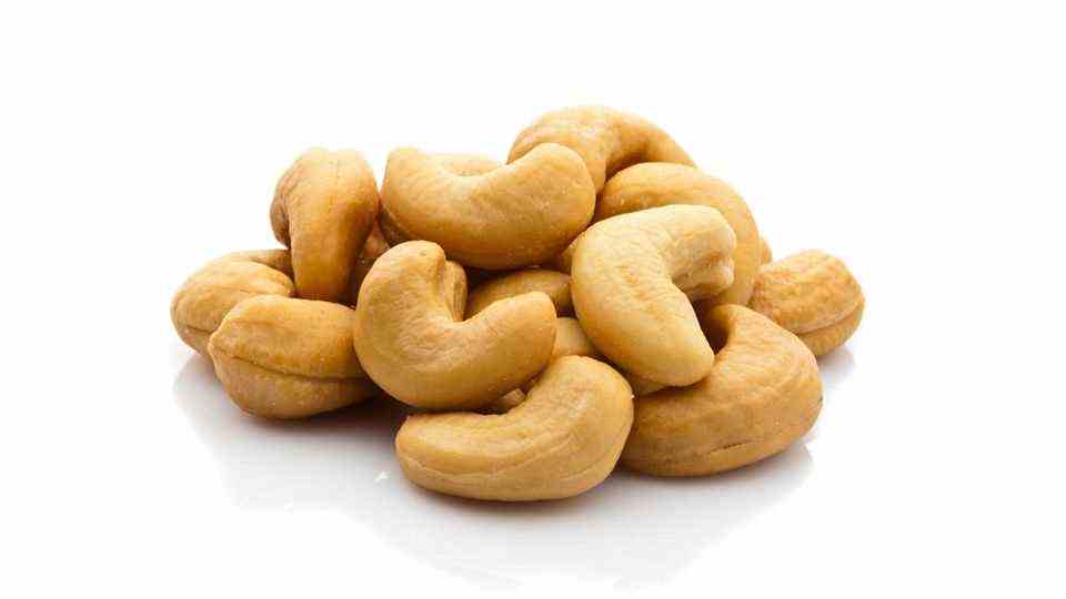 Characteristics of the cashew nut Based on each 100 grams - Calories: 572 kcal;  Fat: 42 grams;  protein: 18 grams;  Fiber: 3 grams of cashew nuts taste sweet and leave a creamy mouthfeel when you bite into them.  That is why the crescent-shaped nuts are extremely popular.  Cashew nuts are considered very healthy - in addition to zinc, carotenoids and folic acid, they contain the amino acid tryptophan, which the body can convert into the happiness hormone serotonin.