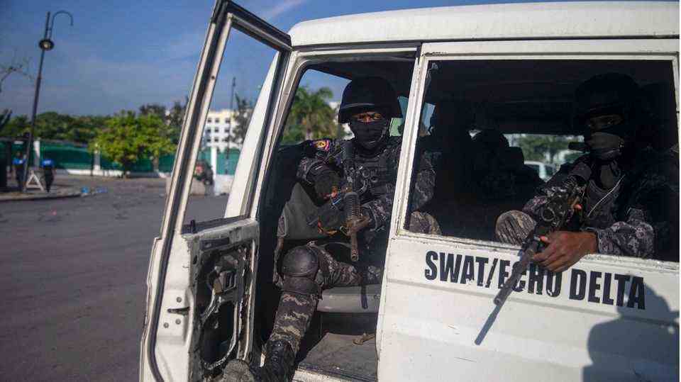 Haiti, Port-Au-Prince: armed security forces hold their firearms in their hands