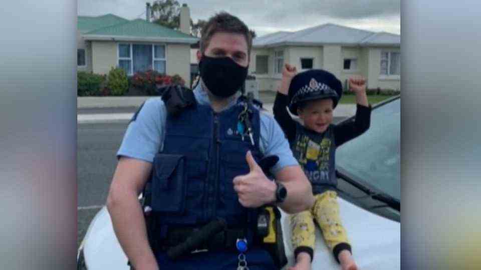 Vierjähriger ruft die Polizei, um Spielzeug zu zeigen – und die kommt wirklich