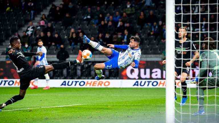 With this artistic side pull, Hertha's Marco Richter takes the lead against Gladbach.  Denis Zakaria (left) is late (Photo: City-Press GmbH)