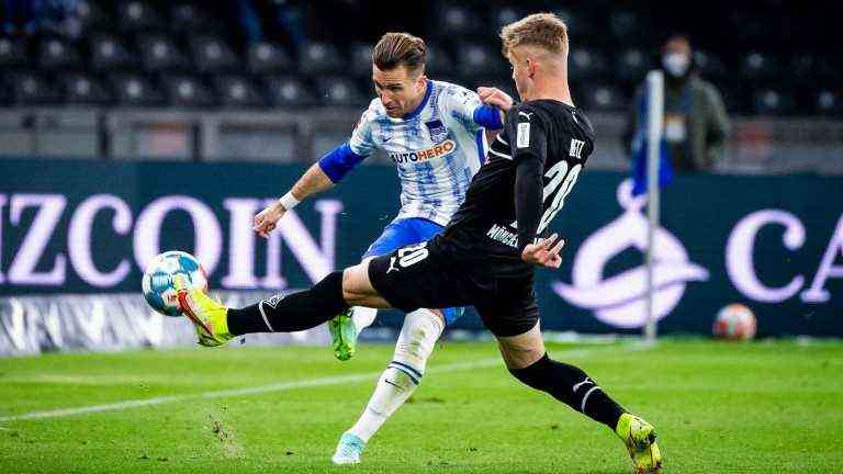 Hertha's Peter Pekarik tries to play the ball in front of the Gladbach and ex-Herthan Luca Netz (Photo: City-Press GmbH)