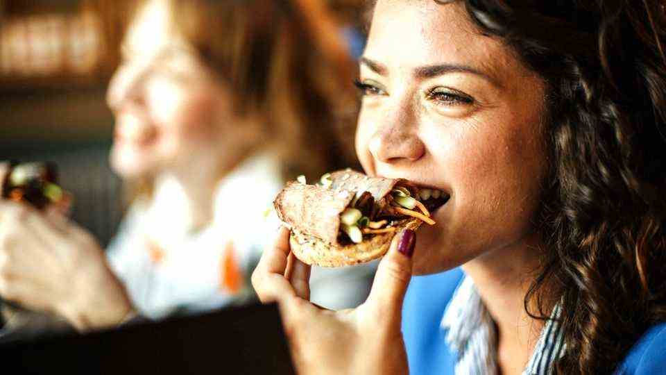 Small tricks for great enjoyment: We eat too fast, too much and too unhealthily - why we have to learn to enjoy again