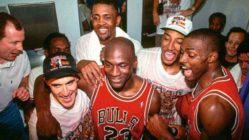Top  "The Last Dance" (Netflix): The last championship of the legendary Chicago Bulls - told by Michael Jordan, who is sitting in an armchair and having a drink.