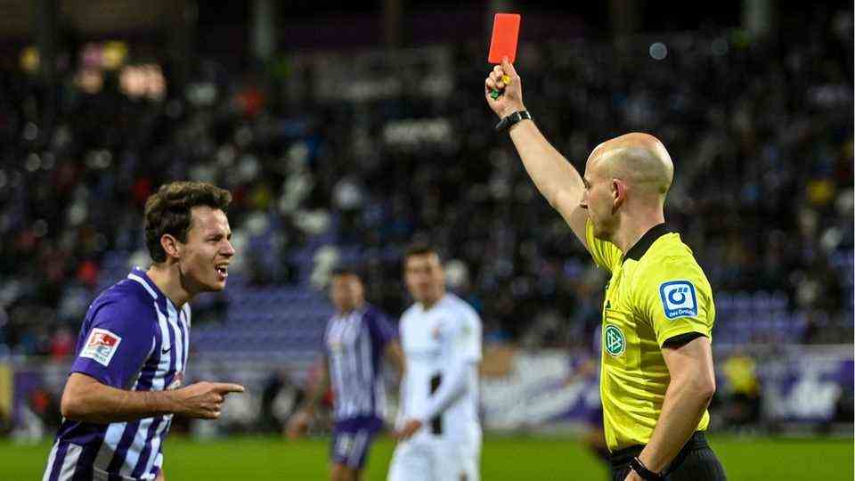 Referee Nicolas Winter showed Aues Clemens Fandrich the red card