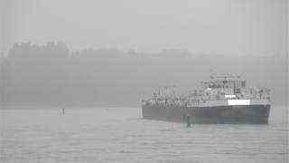 A tanker on the Rhine drove onto a sandbank in the fog.  (Photo: Police Germersheim)