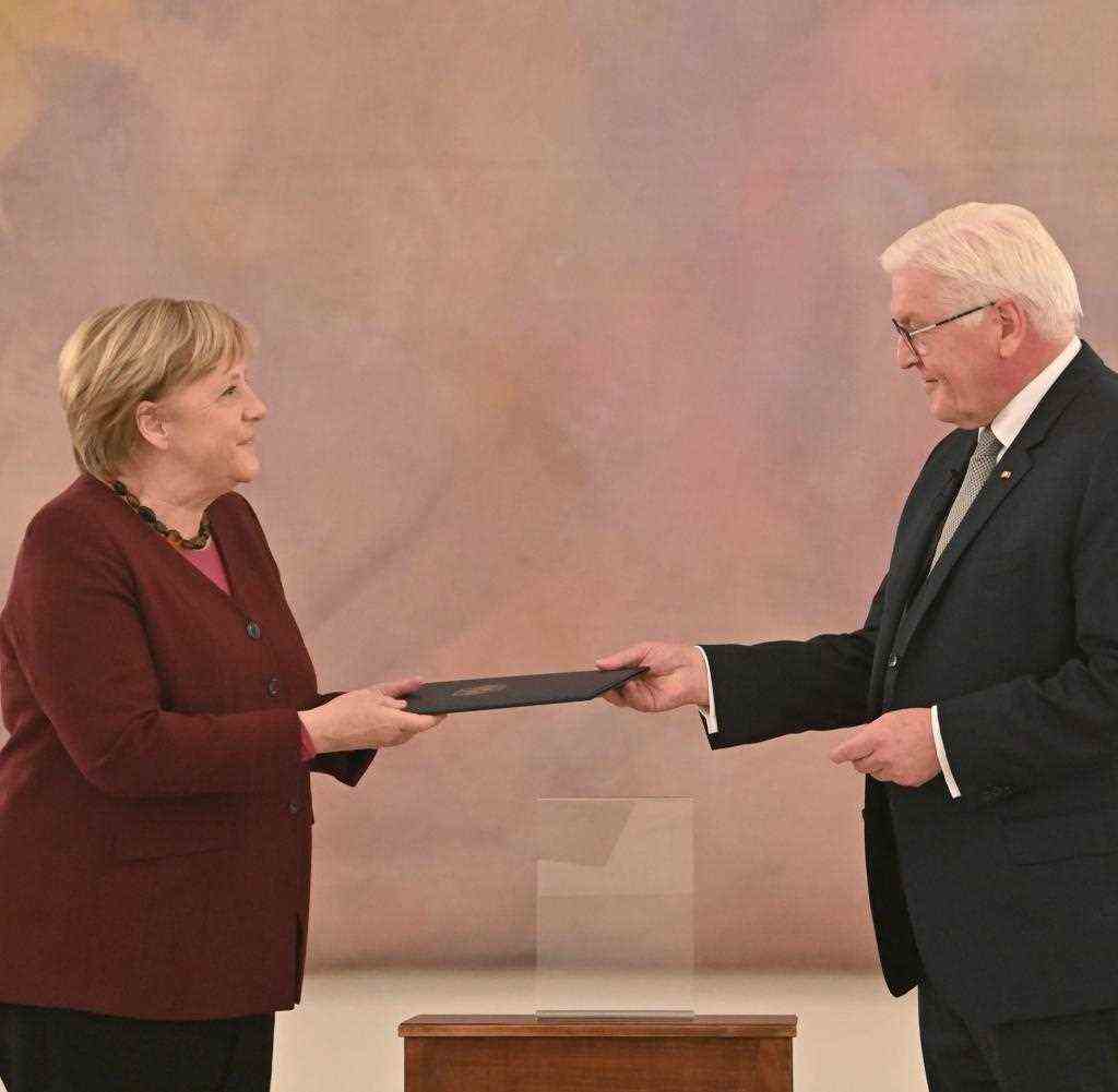 Steinmeier gives federal government members discharge certificates