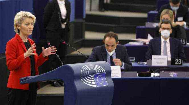 The President of the European Commission confronted the Polish Prime Minister (in the background, number 23), at the European Parliament, in Strasbourg, on October 19, 2021.