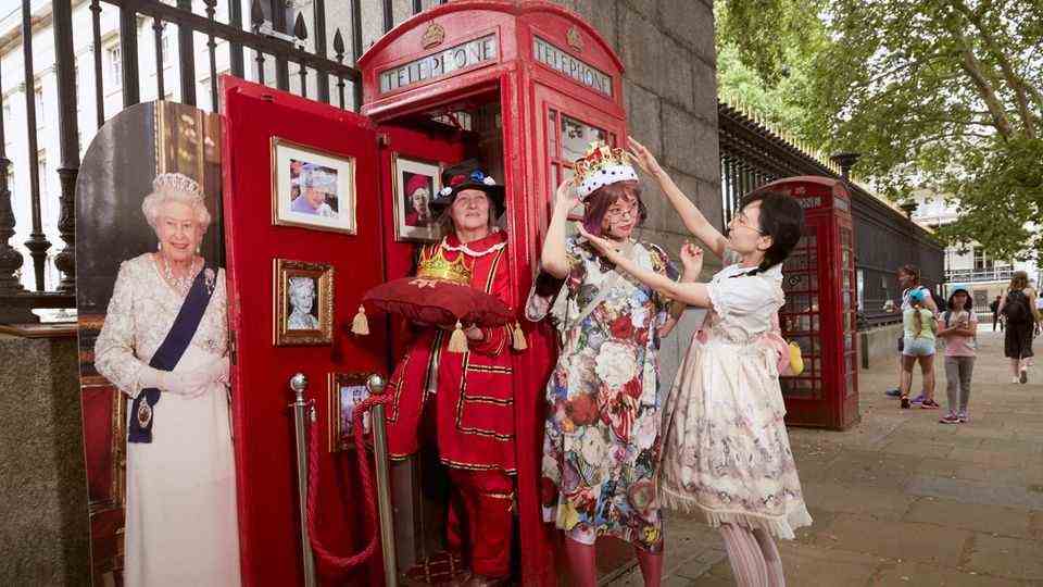 Royal: Chinese tourists put on a crown for themselves - for the real royal experience