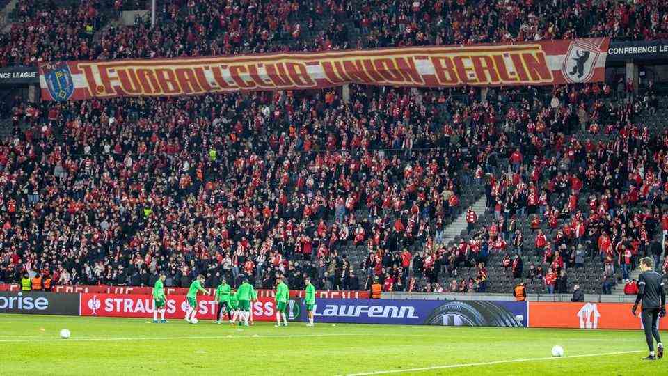 Fans von Union Berlin beim Europa-League-Spiel gegen Maccabi Haifa im Olympiastadion
