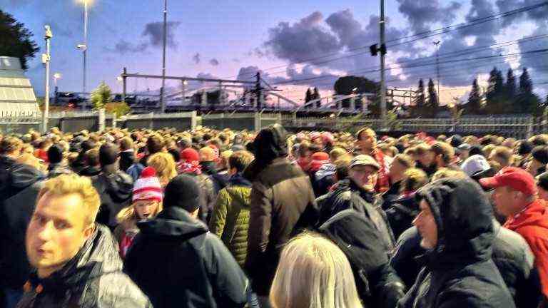 Frustration among the Union fans, who were not allowed to enter the stadium after a long journey (Photo: Matthias Koch)