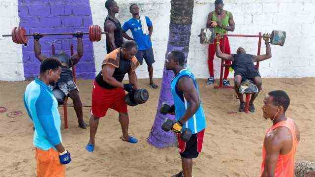 Travel book "Liberia": Quite normal everyday life: bodybuilders on the beach in Liberia.