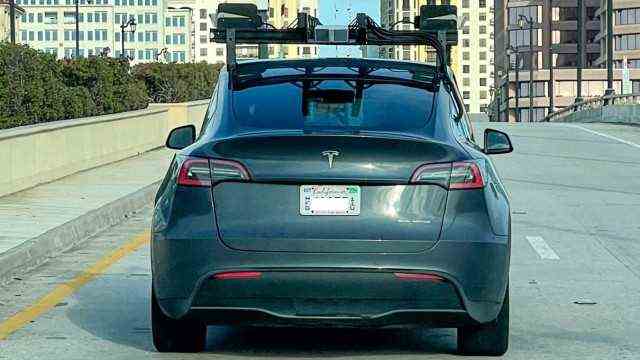 Autonomous through the city: A Tesla with the so-called lidar crown: At the beginning of the year, a Tesla Model Y equipped with a company license was discovered in the US state of Florida.