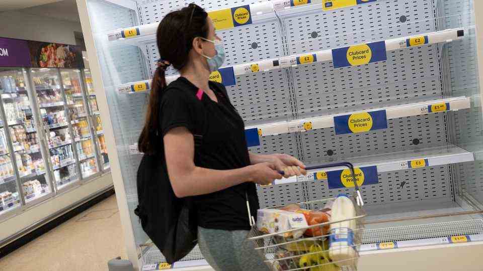 The shelves remain empty in the major supermarket chains in Great Britain