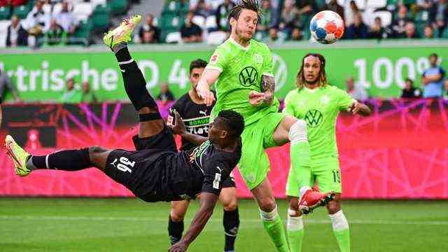 Bundesliga: Overhead kick number 1: Breel Embolo scores against Wolfsburg.