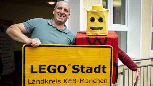 Church: Lars Göhl from the association "Children discover the Bible" comes to Ottobrunn with the Lego city.