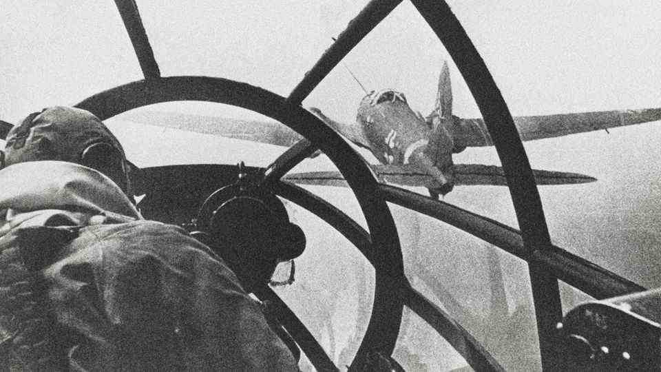The pilots and the gunner of the Heinkel He-111S were housed in the unprotected front pulpit.
