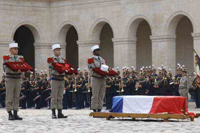 Military honors were given to Hubert Germain by the soldiers of his former unit, the 13th demi-brigade of the Foreign Legion (13th DBLE), who, wearing the white legionaries' kepi, carried his medals and his coffin draped in blue, white, red in the courtyard of the Hôtel des Invalides.