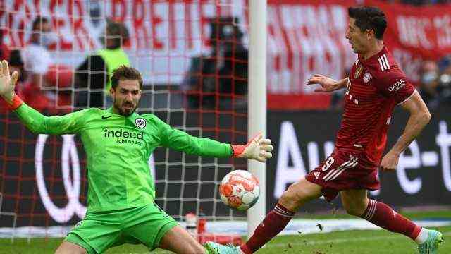 FC Bayern: Nightmare in highlighter green: Frankfurt's goalkeeper Kevin Trapp stopped Robert Lewandowski and FC Bayern not only in this scene.