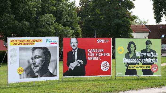 05.09.2021, xtgx, politics, election advertising for the federal election 2021, posters in Rosslau.  SPD chancellor candidate Olaf Scholz kuen