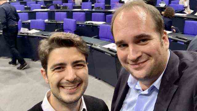 SZ series: "Report from Berlin": Arriving at the Bundestag takes one or two selfies, here Sebastian Roloff (right) with his new colleague Jan Dieren.