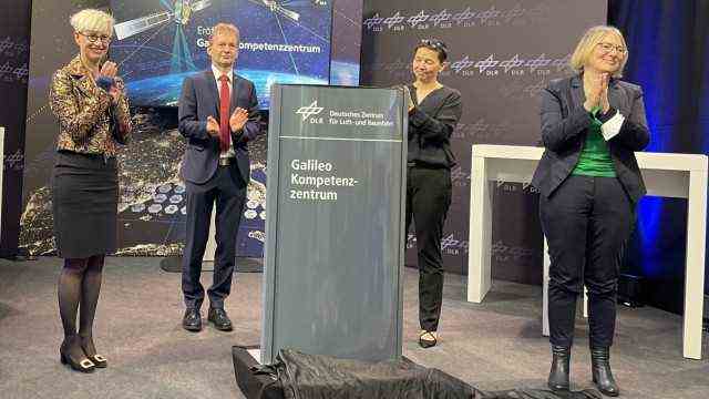 German Aerospace Center: A new pillar for the Galileo Competence Center: (from left) DLR Chairman of the Board of Management Anke Kaysser-Pyzalla, Founding Director Felix Huber, Anke Pagels-Kerp, Board Member of the DLR Space Department and Ministerial Director Sabine Jarothe.