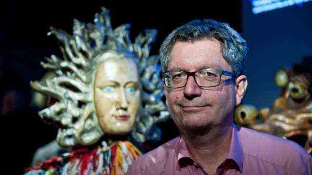 Kirchseeon: Museum director Rainer Eglseder speaks not without pride about his mask.