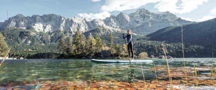 Germany, Bavaria, Garmisch Partenkirchen, Young woman stand up paddling on Lake Eibsee model released Symbolfoto WFF0048