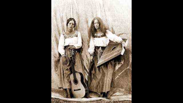 "Walchensee Forever" In the cinema: In traditional Bavarian clothes, with dulcimer and guitar, the young Anna Werner and her sister Frauke toured Mexico.