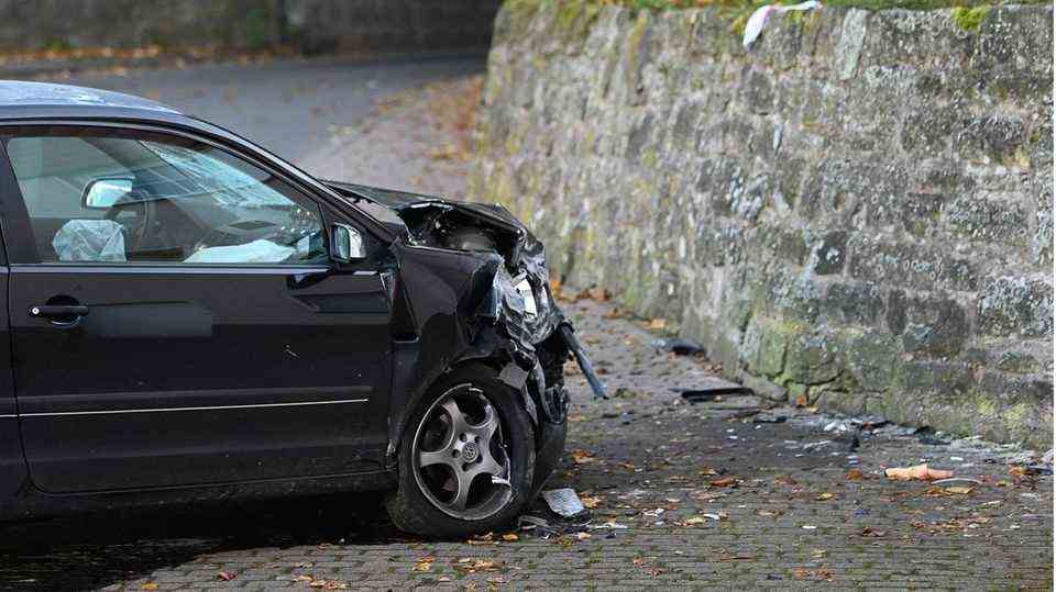 Hessen, Witzenhausen: A black VW Polo stands in front of a daycare center in the Gertenbach district after an accident