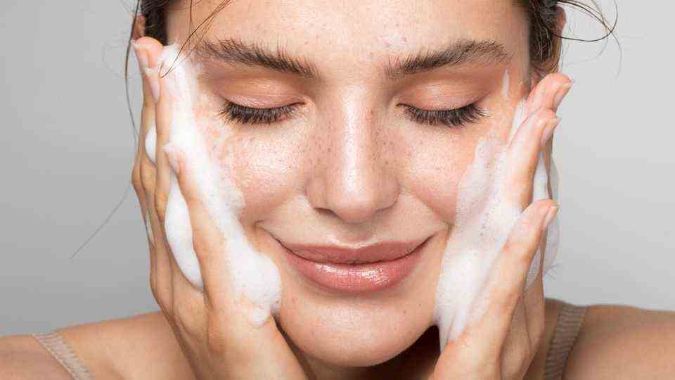 Prevent premature skin aging: cleanse the skin