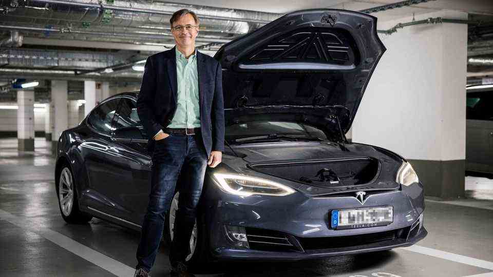 Hanno Pfannkuch and his Tesla: where the engine used to be, there is now space for suitcases