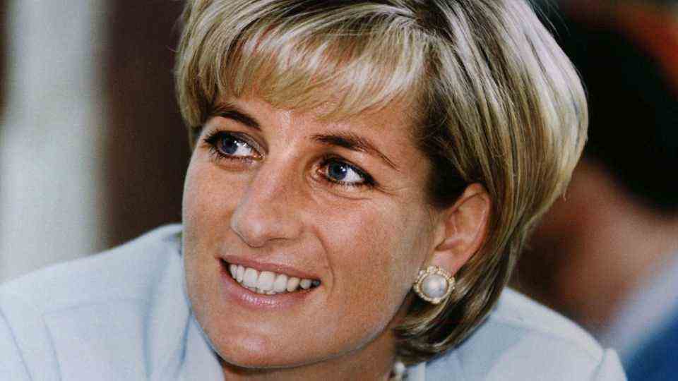 Lady Diana - Ten Moments in which Princess Diana broke traditions