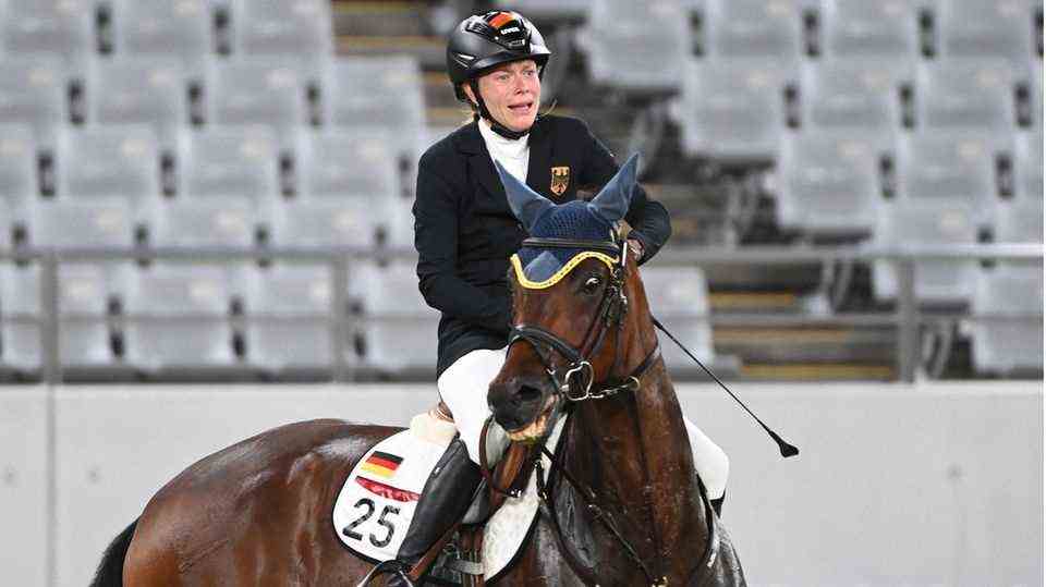 The pentathlete Annika Schleu has despair written on her face when she hits her horse with spurs and whips to make it jump