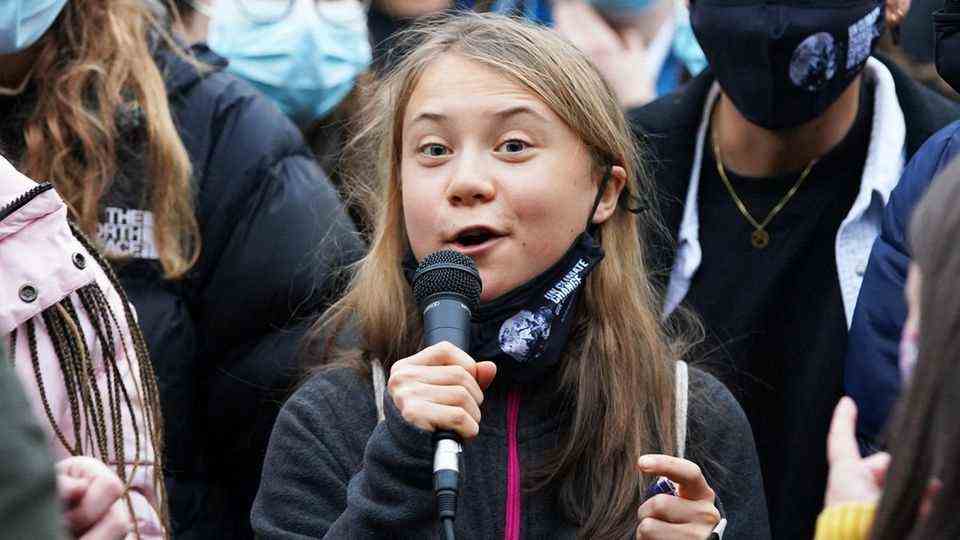 Greta Thunberg sings on the climate demo: "Put your climate crisis in the ashes"